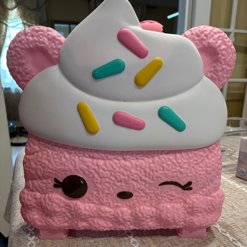 Num Noms Cupcake Collectors Case with 13 Noms